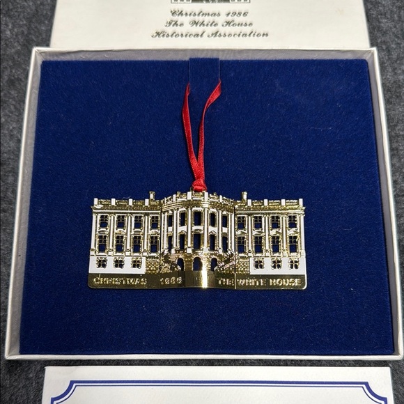 1986 Gold White House Christmas Ornament - Picture 4 of 5